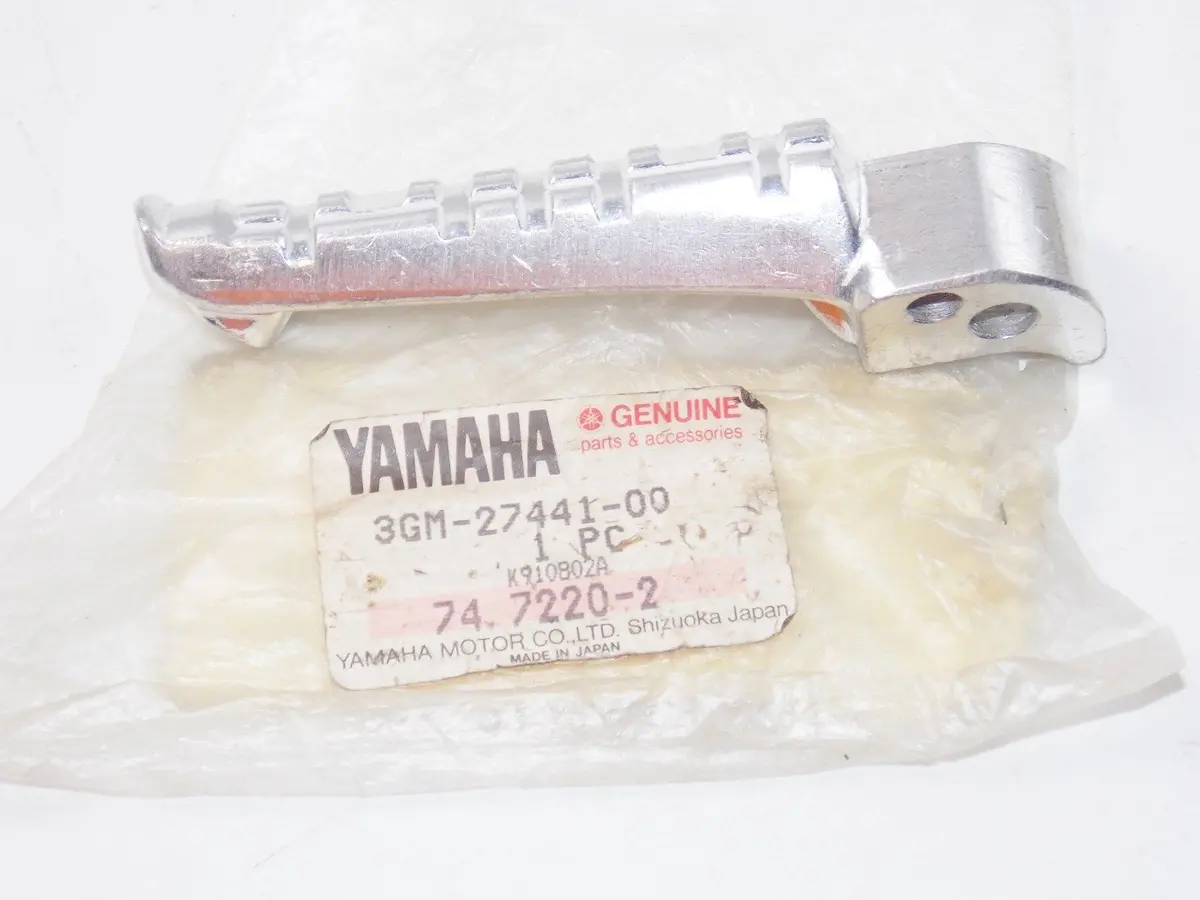 Nos Yamaha  1989-1995  Rear Footrest 2  Fzr1000  3Gm-27441 1