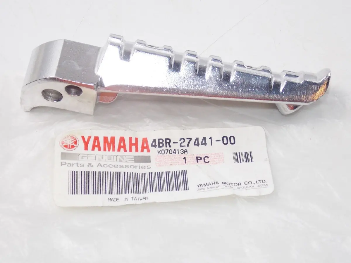 Nos Yamaha  1994 1995 1996 1997 1998 Rear Footrest 2  Xj600   4Br-27441 1