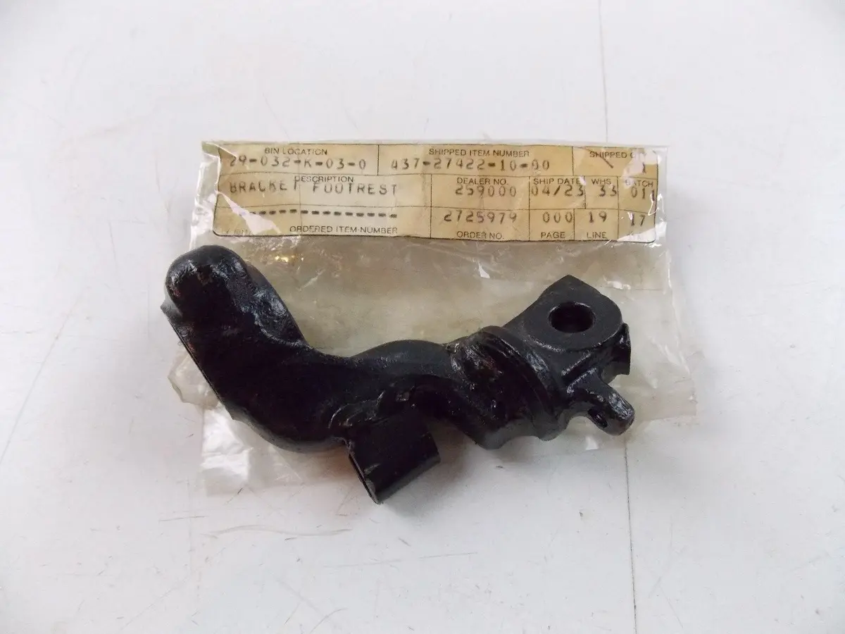Nos Yamaha 1974 1975 1976 Footrest Bracket 2 Dt100 Dt175  437-27422-10-00 1