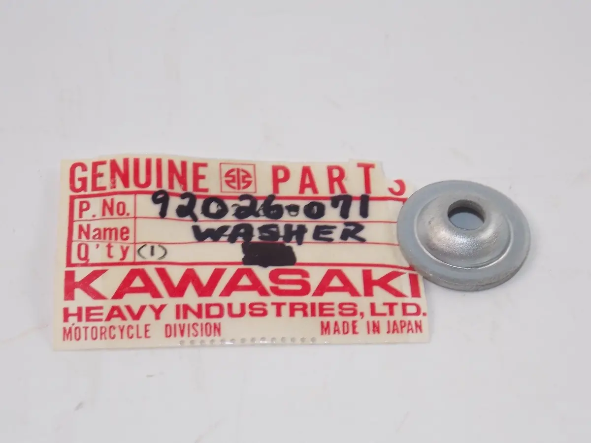 Nos Kawasaki 1971-1975 Crank Shaft R.H. Spacer F8 F9  92026-071 1