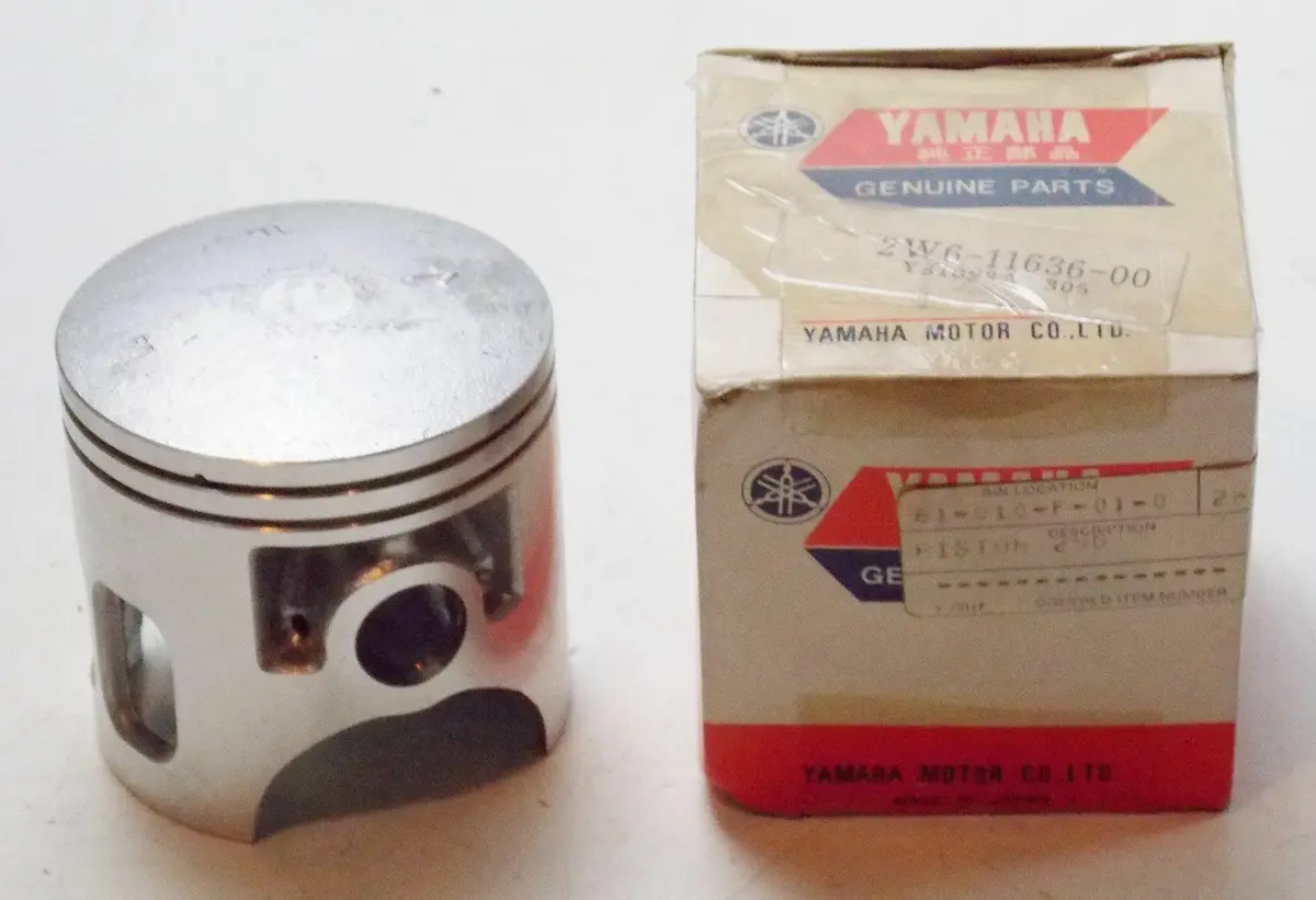 Nos Yamaha  1979 1980 1981 Piston 2 O/S 0.50 It175   2W6-11636-00 1