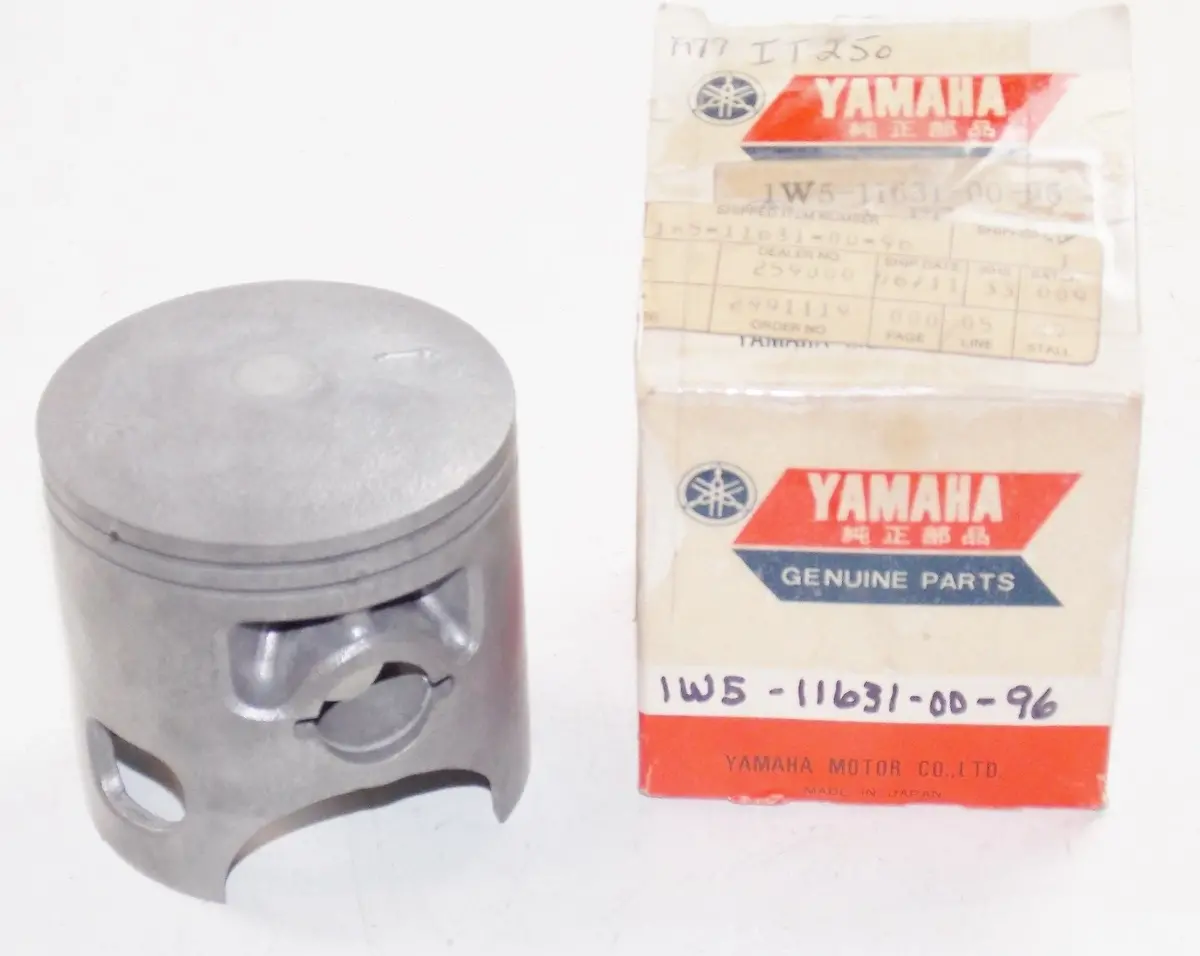 Nos Yamaha  1977 1978 Piston Std   It250   It400   1W5-11631-00-96 1