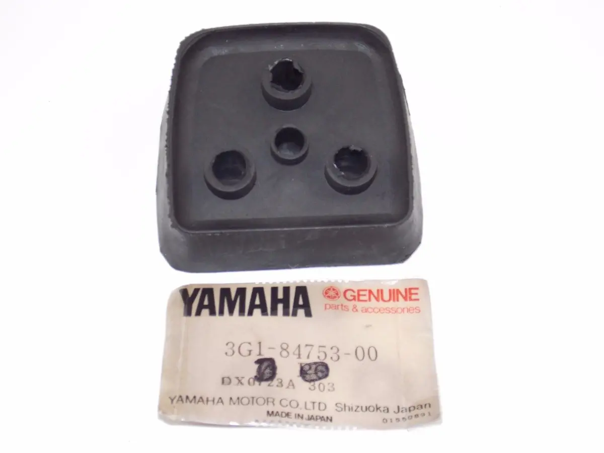Nos Yamaha  1978-1983 Tail Light Damper Xs650  Xv920   3G1-84753-00 1