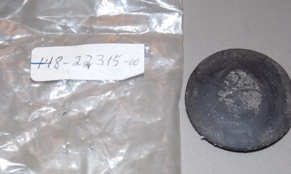 Nos Yamaha 1964-1976 Oil Tank Locating Damper Ya6 Yas1 Ycs1 Tx650 137-21778-00 1