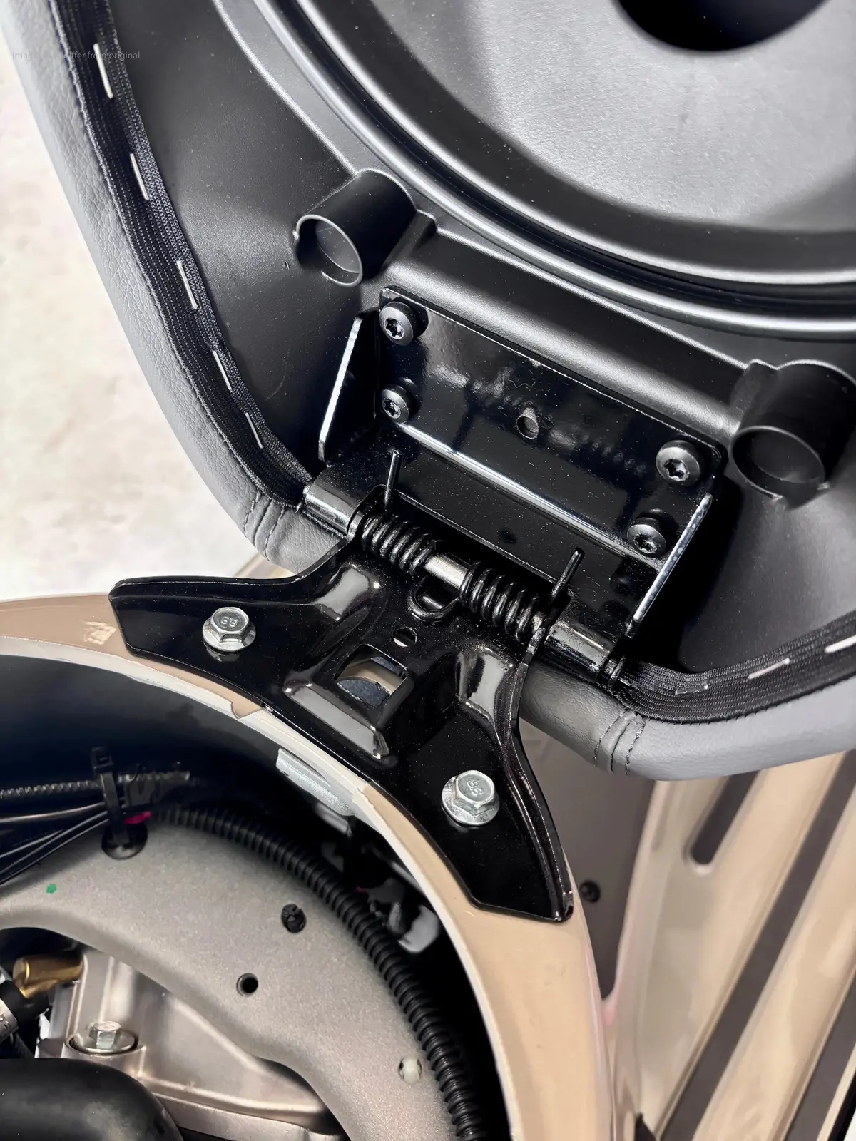 Hinge-Joint Buchsenfuchs For Automatic Seat | Vespa Gts/Gts Super/Gtv/Gt 60/Gt/Gt L 125-310Ccm 1