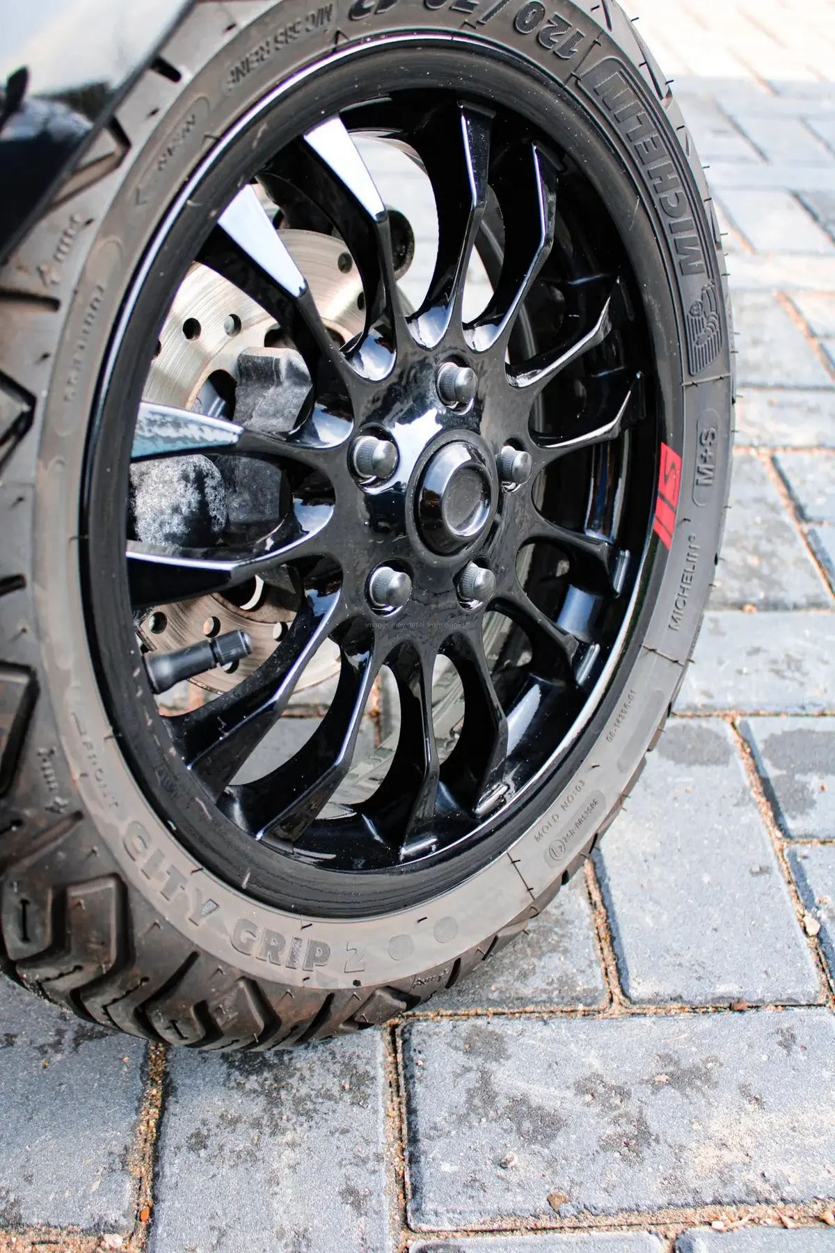 Hub Nut Cover Rim Gloss & Matt Black | Vespa/Piaggio 50-500Cc 2