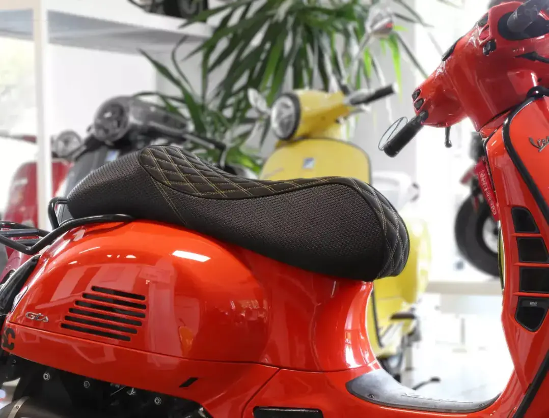 Sport Seat Nisa Black/Gold | Vespa Gts/Gt/Gtv 125/310Cc 2