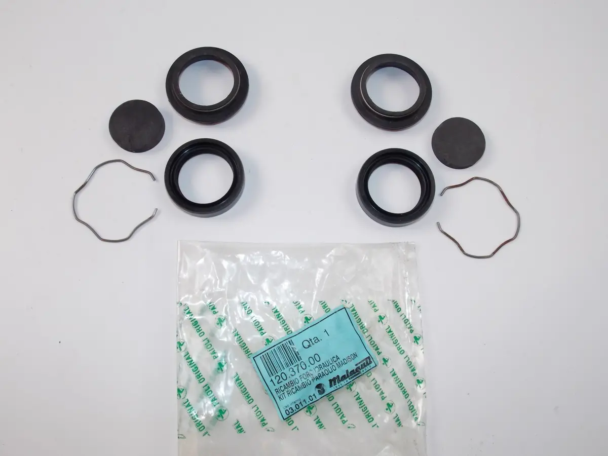 Nos Oem Malaguti Madison 125 / S 200 Lh & Rh Fork Bush Seal Kit 120.370.00 1