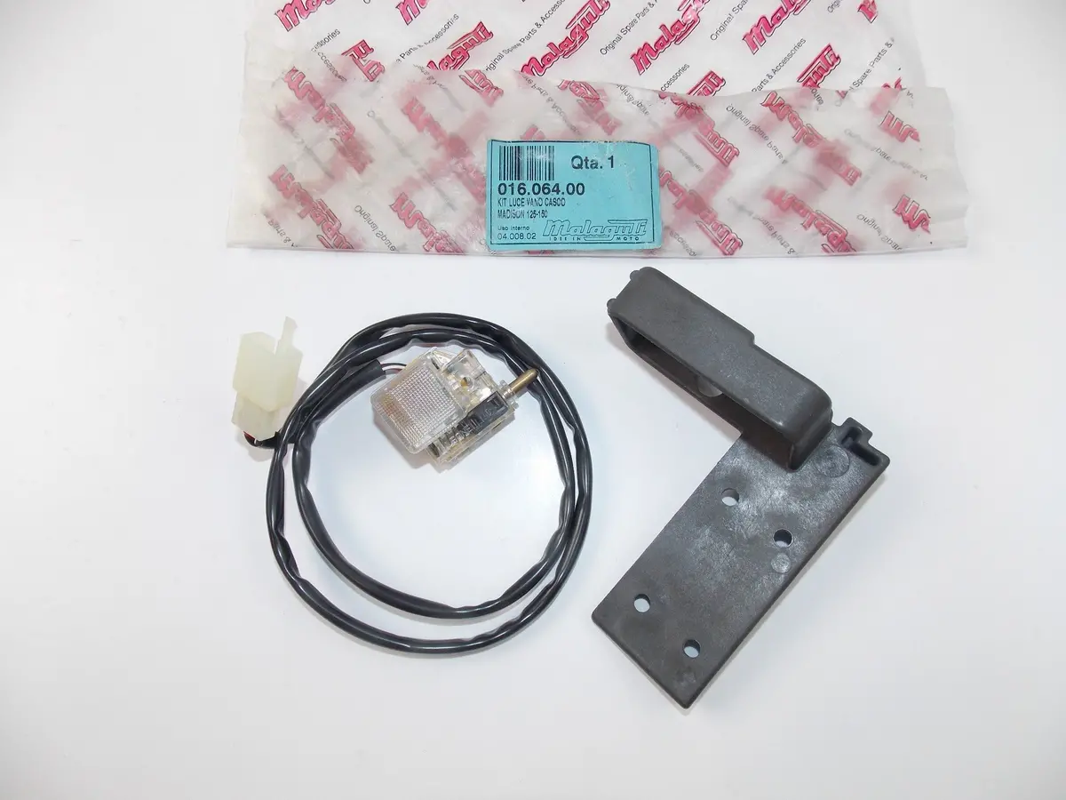 Nos Oem Malaguti Madison 125/S 200/R 180 Helmet Case Courtesy Light 016.064.00 1