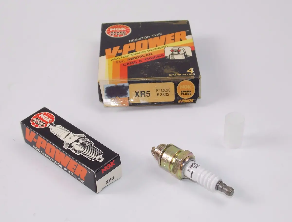 Nos Ngk 3332 Spark Plug Box Of 4 V-Power American Cars & Trucks Xr5 1