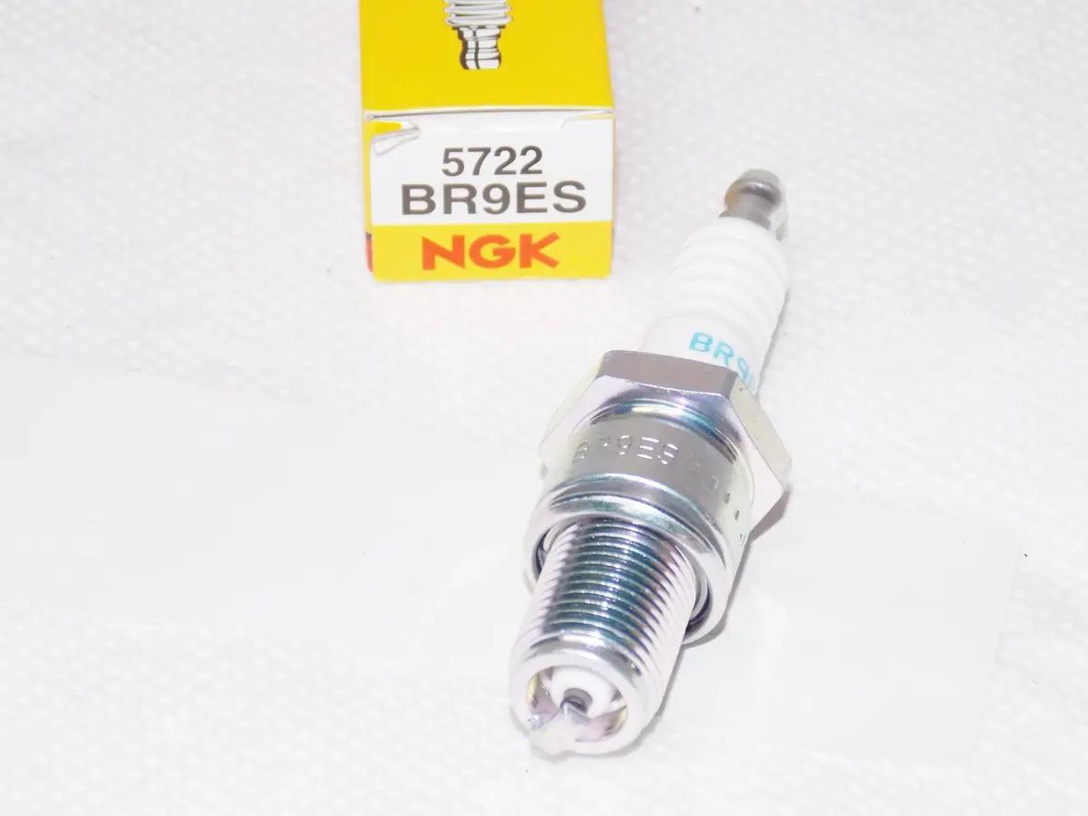 Nos Ngk 5722 Br9es Spark Plug Honda 1984-1986 Atc250r Kawasaki Honda Husqvarna 1