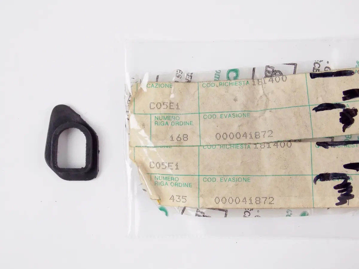 Nos Oem Cagiva 1984-1985 Alazzurra 350/650 Rr Fairing Rh Rubber Buffer 000041872 1