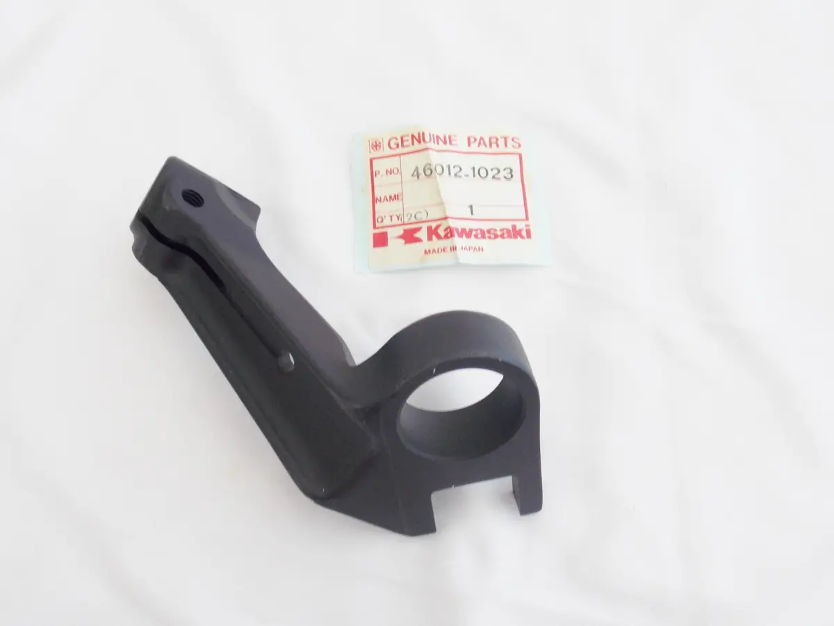 Nos Oem Kawasaki 1981-82 Kz1100 Right Handlebar Holder 46012-1023 1