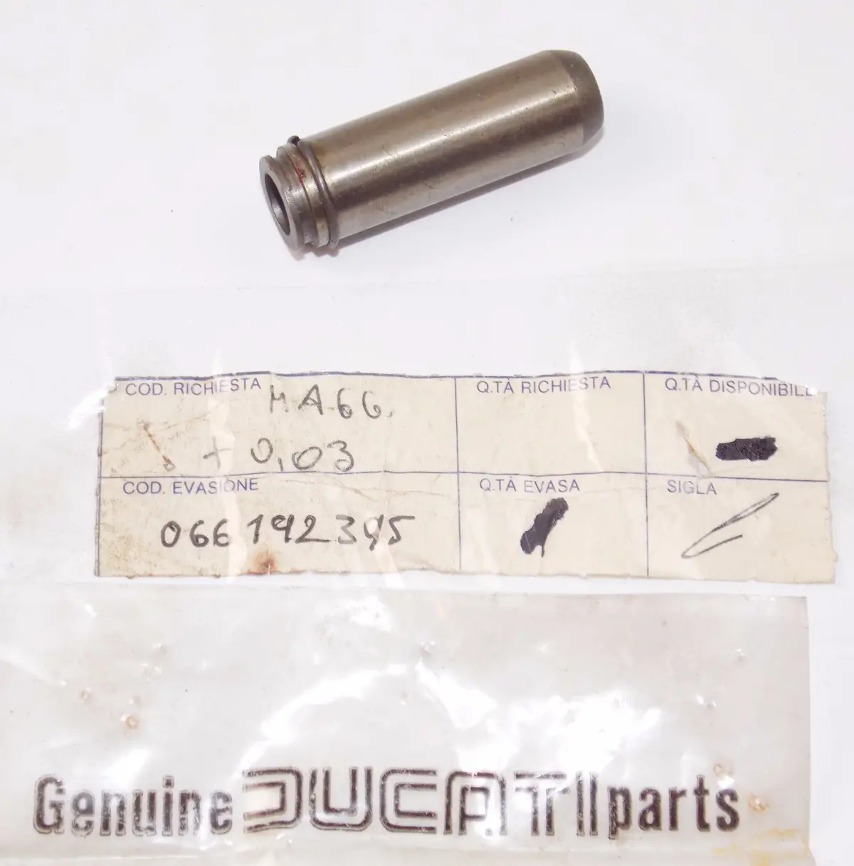 Nos Oem Ducati 500 600 Pantah F1 Intake Valve Guide 066192395 1